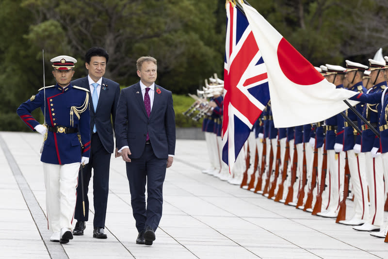 英國防相夏普斯訪問日本  與防衛大臣木原稔會談 英國國防大臣夏普斯（左3）近日訪問日本，與防衛 大臣木原稔（左2）進行一系列會談，以深化雙邊安 全防衛合作，兩人7日並與英日外長舉行2+2對話。 （英國國防部提供） 中央社記者陳韻聿倫敦傳真 112年11月7日 