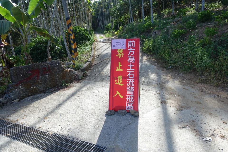 花蓮瑞穗鄉舞鶴淨水廠上方山坡崩塌地滑動速率有逐漸加速且持續下滑中，林管處呼籲民眾避免進入。（花蓮林管處提供）
                 