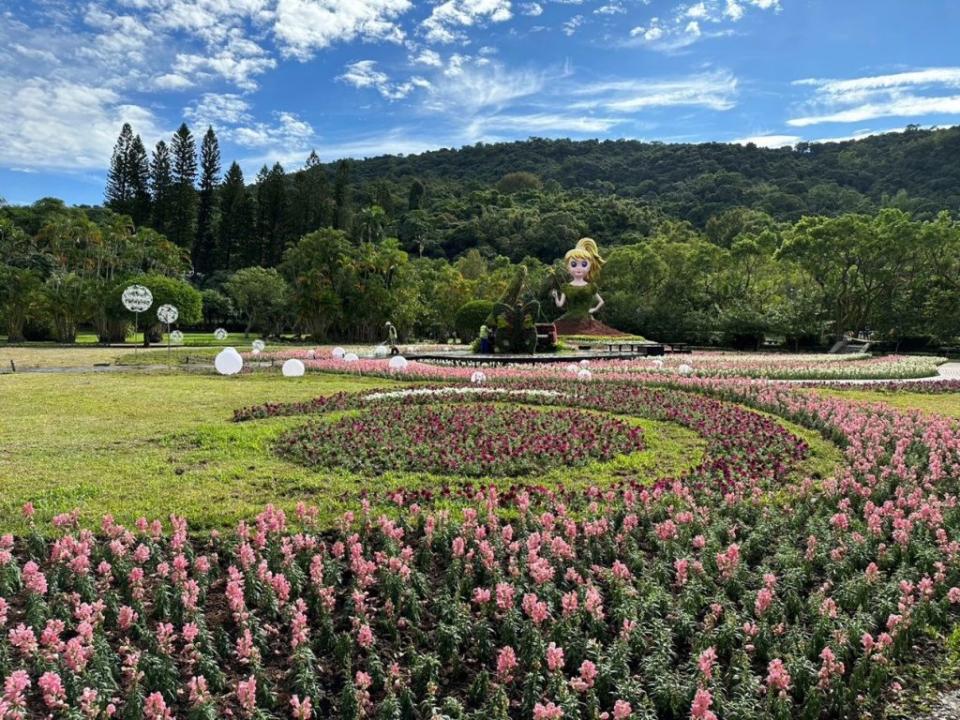 花仙子粉紫色的裙擺在「舞動粉紅泡泡」搖曳著舞姿。（北市公園處提供）