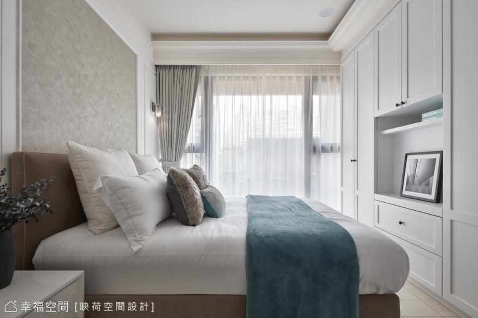 床頭牆上藉由立體凹凸花紋壁紙，在一室雪白點綴出層次感，透光明亮的光線為室內帶來蓬勃生氣。