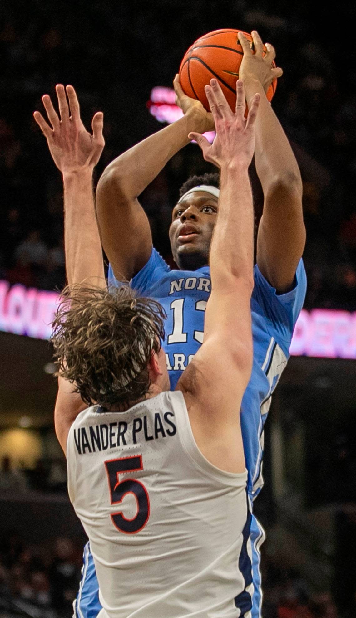 Virginia’s Ben Vander Plas (5) defends North Carolina’s Jalen Washington (13) during the second half on Tuesday, January 10, 2023 at John Paul Jones Arena in Charlottesville, Va.