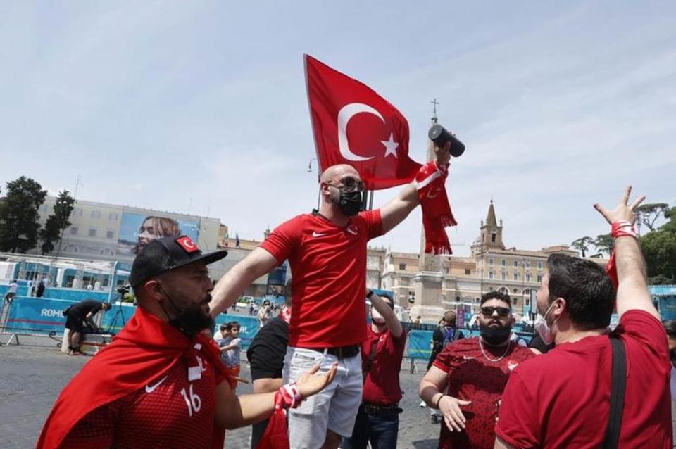 土耳其足球迷揮舞國旗支持歐國盃的國家隊。（美聯社）