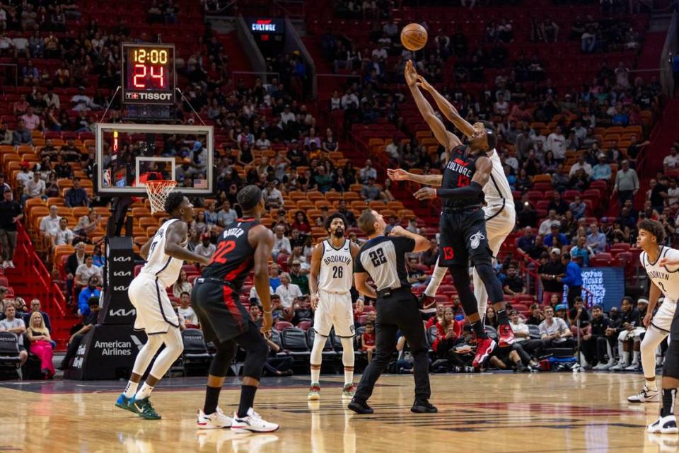 El centro del Heat center Bam Adebayo (13) salta por el balón con Nic Claxton, de los Nets de Brooklyn, en el partido celebrado el 16 de noviembre de 2023 en Miami.