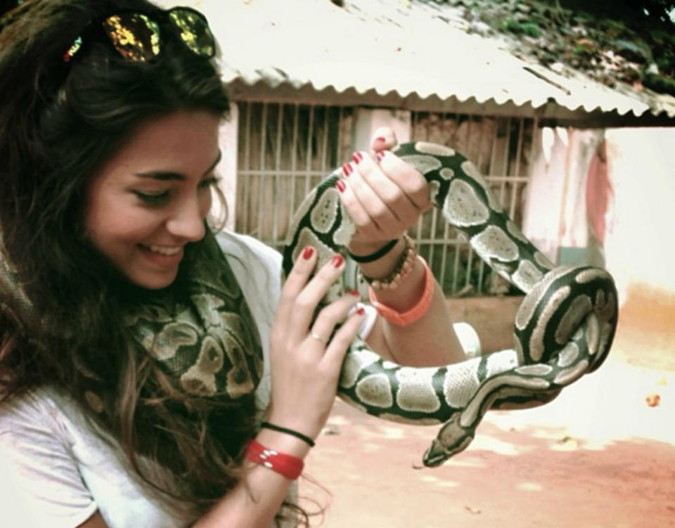 En África y sujetando una serpiente pitón, así posó la modelo sevillana hace casi seis años. ¡Qué valiente! (Foto: Instagram / <a href="https://www.instagram.com/p/cTe7NJEdWf/" rel="nofollow noopener" target="_blank" data-ylk="slk:@rociocrusset;elm:context_link;itc:0;sec:content-canvas" class="link ">@rociocrusset</a>)