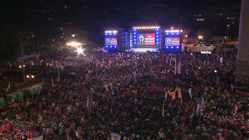 國民黨今晚在板橋第一運動場前廣場，舉辦「贏回中華民國」選前之夜造勢大會，到晚間九點鐘為止，舞台上司儀高喊現場已經有２２萬人。（圖／侯辦提供）