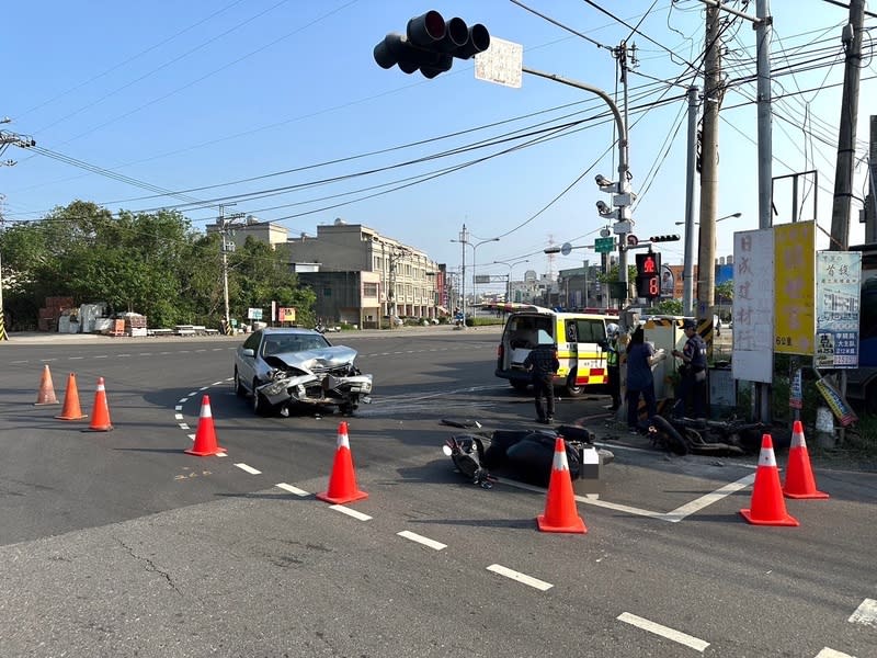 通霄自小客涉違規左轉  騎士遭撞飛送醫 一輛自小客車17日行經苗栗縣通霄鎮台1線與坪頂路 口，涉未依燈號違規左轉，撞上直行重機並波及待轉 區機車，重機騎士受傷送醫。 （警方提供） 中央社記者管瑞平傳真  113年4月17日 