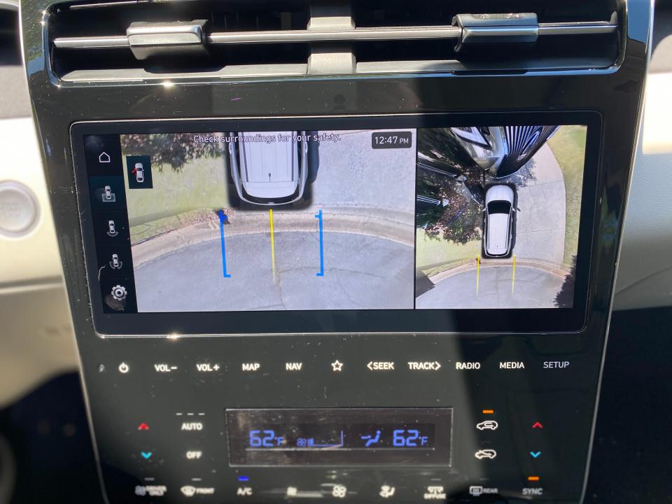 The Hyundai Tucson Hybrid's backup camera's overhead view.