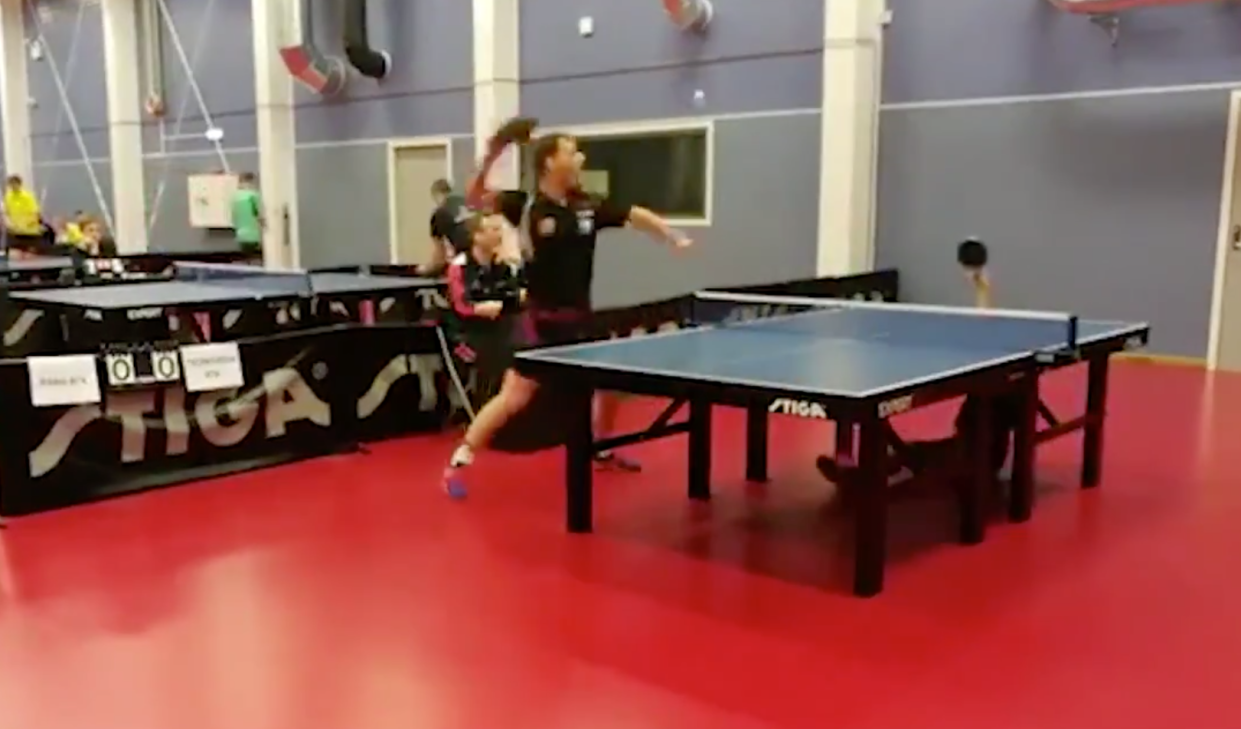 El sorprendente punto de ping-pong en Noruega. Foto: <a href="https://www.facebook.com/TrondheimBTK/videos/353211205488568/?__xts__[0]=68.ARD5qR3BEI1yJ-VFqMA9iG5k-i5KgHuu5WA8UmTbr2iNrEua_ptnXczeRQjw7FJkRmcivXzTwGGFLKu2pLWzCaqgmUo0-xgNt4_56qOBv1l6rEZXg2PBXwNticU8Dzmw1UZ_UZ4_1PxkIkdpR55VNJNb0ZZow7vqe7AJOLYHr9U_0nFogYEtqDuItLq7IDOrPb7ncYQYWPpk7tlVC9DGeo-cIgP49mu51Tj1YIbidCkXrFgD88imEyyft8p7J7R3PHHWdVJndzUDpx1UAtRC3lVrXygcOlqeFkGOSX1Qq-TAxfuqwp0NqvK9cYLtvzYbeHZptg7K671Bl8Nw4LK9wXdZVPrgUo3TM_I&__tn__=-R" rel="nofollow noopener" target="_blank" data-ylk="slk:Captura de pantalla Facebook Trondheim Bordtennisklubb;elm:context_link;itc:0;sec:content-canvas" class="link ">Captura de pantalla Facebook Trondheim Bordtennisklubb</a>