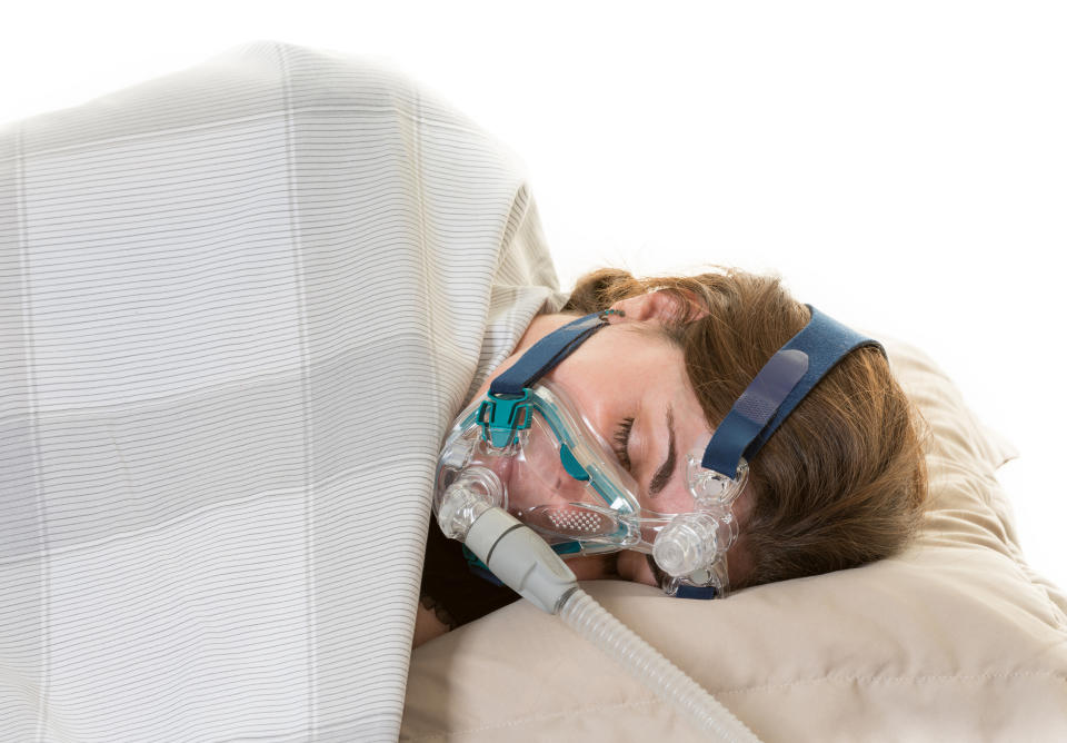 No es fácil adaptarse a la CPAP, la mascarilla con la que se trata este trastorno del sueño caracterizado por pausas en la respiración durante el sueño. Por eso, la ciencia intenta encontrar nuevas formas para 'curarlo'.(Photo by Roberto Machado Noa/LightRocket via Getty Images)