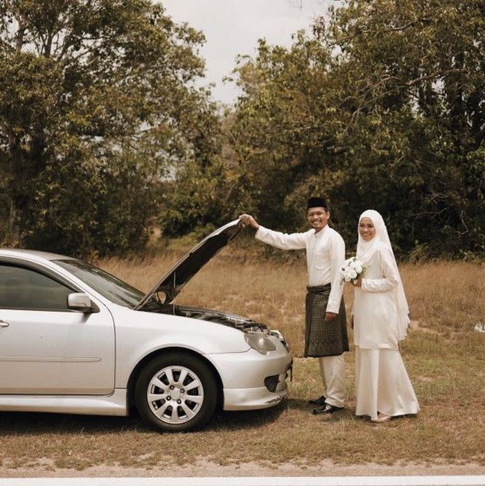 The newlyweds’ broken-down vehicle was utilised as a handy prop during the photoshoot. — Picture via Twitter/apihazmi
