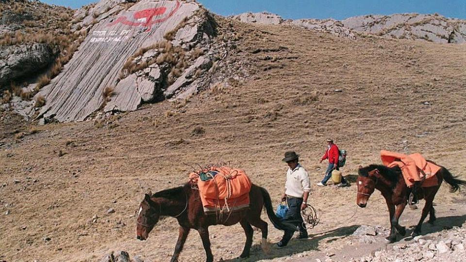 Campesinos con sus mulas, en la época de Sendero Luminoso.