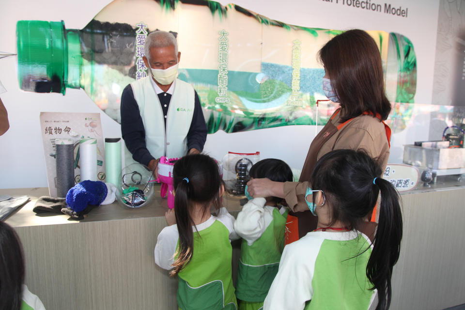 慈濟在南投埔里清醮期間展出行動環保教育車，12月2日許多學生前來體驗。