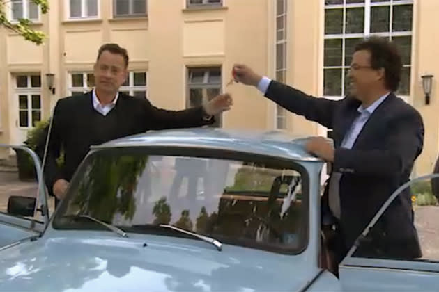 Tom Hanks bei der Schlüsselübergabe (Screenshot: moz.de)