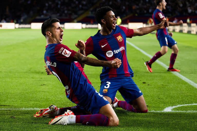 Joao Cancelo y Alejandro Balde festejan uno de los goles de Barcelona, que remontó un 0-2 contra Celta de Vigo para ser uno de los líderes de LALIGA