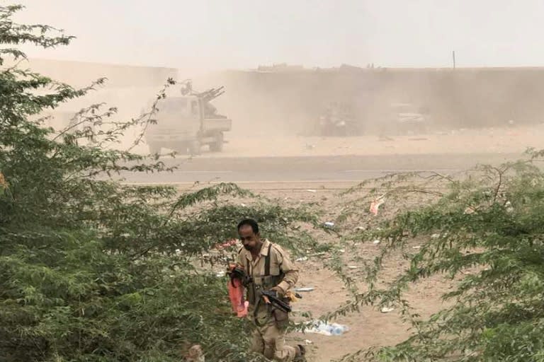 Yemeni pro-government forces launch an attack on Huthi rebels in Hodeida province on June 16, 2018 as loyalists try to take back control of a key port