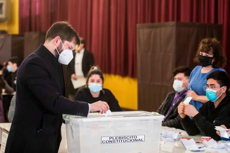 El presidente de Chile, Gabriel Boric, emite su voto durante un plebiscito sobre el proyecto de Constitución, en Punta Arenas, Chile, el domingo 4 de septiembre de 2022