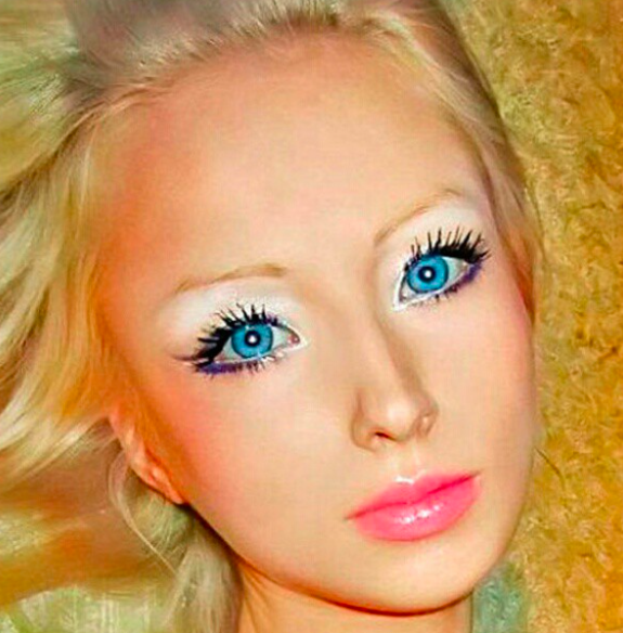 La ‘Barbie humana’ al fin posa sin maquillaje, ¡y está irreconocible!