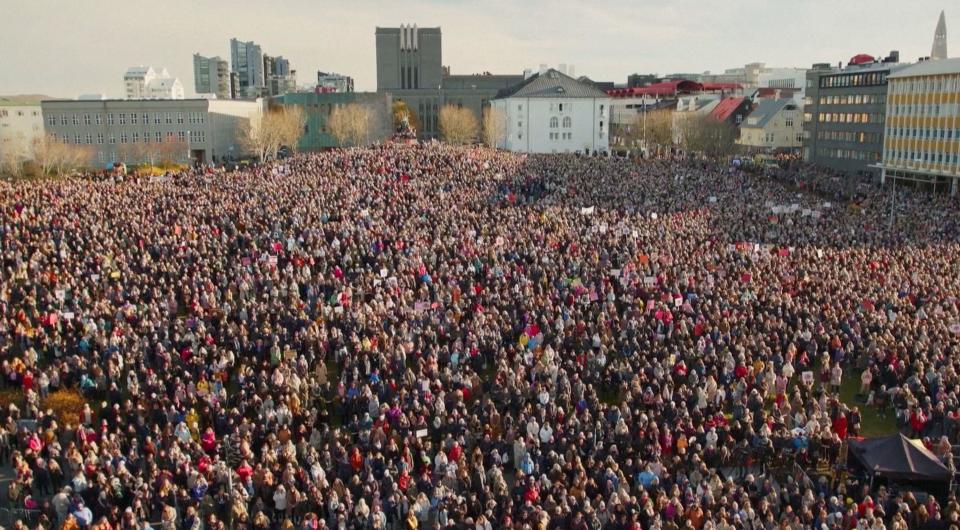 Mujeres en una manifestación pacifica en islandia