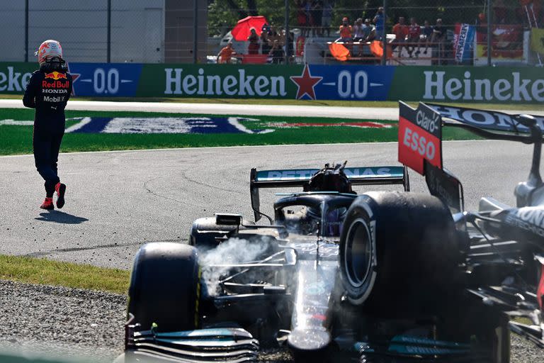 Max Verstappen camina rumbo a los boxes mientras Hamilton todavía no pudo salir del Mercedes; la rivalidad de la Fórmula 1, más caliente que nunca tras el GP de Monza