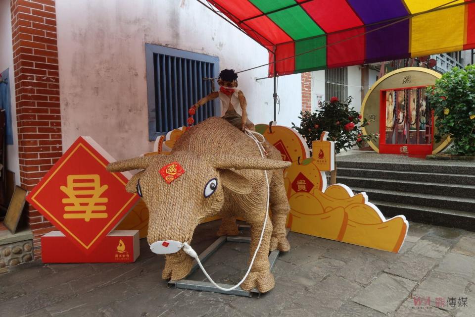 ▲社頭鄉清水岩寺迎接新春特別新增春牛迎春、祈福許願牆、撫摸貔貅等有趣選項，增添了迎春的氛圍。（記者陳雅芳攝）