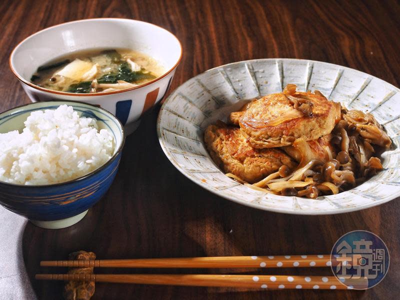 用雞肉和豆腐，就能做出很健康的日式漢堡排定食。