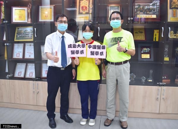 港明高中大學申請入學成績亮眼，學生陳薈丞不僅獲得成大醫學系榜首，同時錄取中國醫藥大學醫學系，校長劉春福、導師黃俊勝與有榮焉。（記者李嘉祥攝）