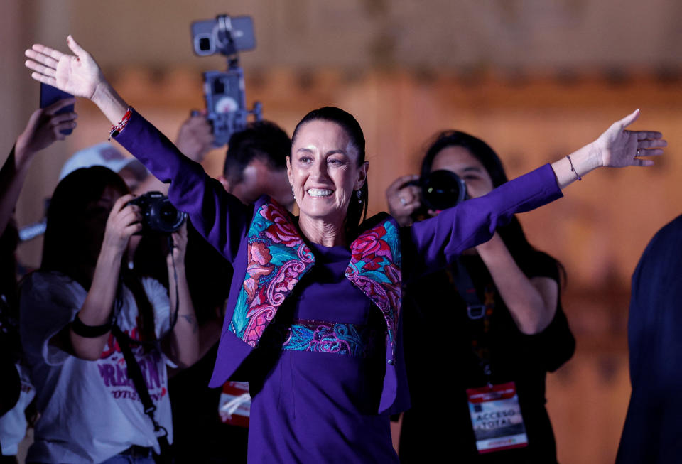 Claudia Sheinbaum hace un gesto a sus seguidores luego de ser declarada ganadora de las elecciones presidenciales según el conteo rápido oficial, en la plaza capitalina de El Zócalo, México. 3 de junio de 2024. REUTERS/Daniel Becerril