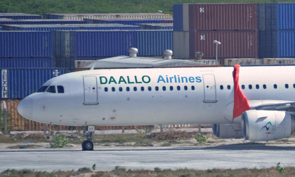 <p>El Aeropuerto Internacional de Yibuti-Ambouli, en el centro de África, es la base de operaciones de Daallo Airlines, otra de las empresas que no pueden volar a Europa. (Foto: Mohamed Abdiwahab / AFP / Getty Images).</p> 