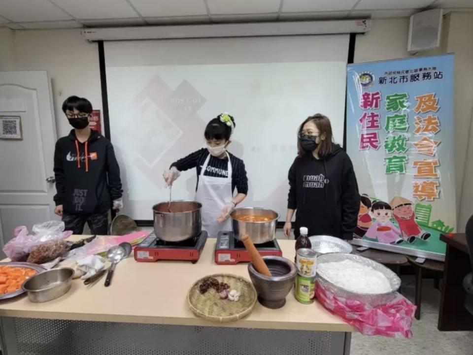 ▲梁麗群利用東南亞香料、蔬菜及雞肉，教導新住民製作柬埔寨風味的咖哩雞。（圖／移民署提供）