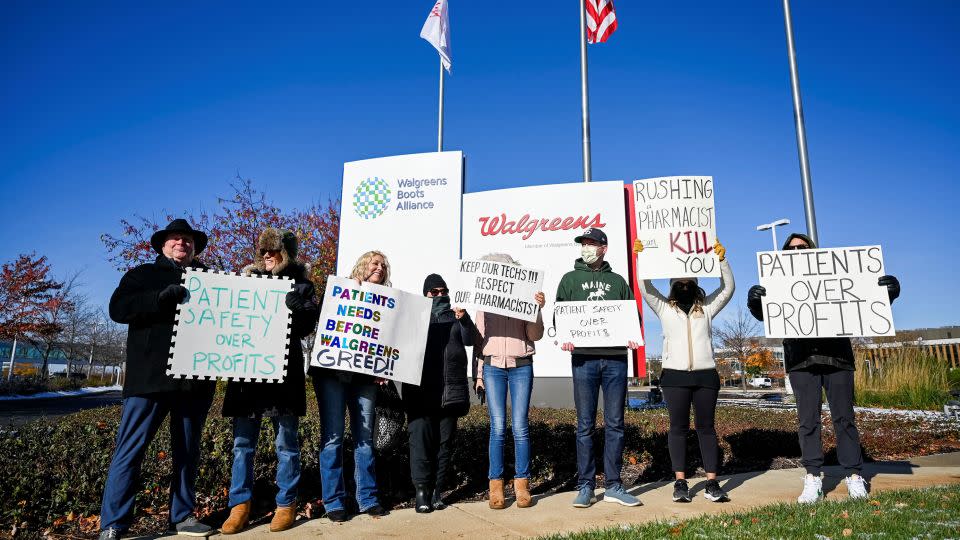 A small number of employees and supporters picket outside the headquarters of drugstore chain Walgreens during a three-day walkout by pharmacists in Deerfield, Illinois, U.S. November 1, 2023.  REUTERS/Vincent Alban - Vincent Alban/Reuters