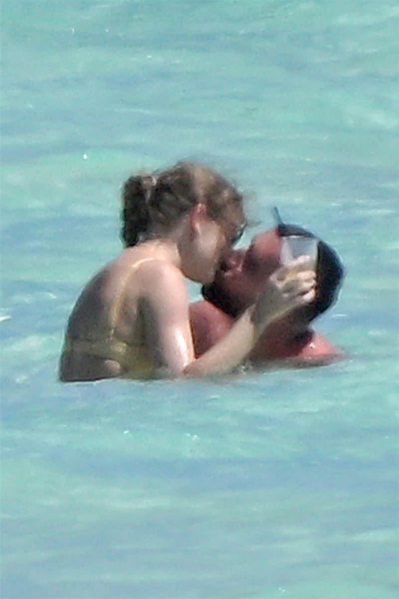 泰勒絲身穿火辣比基尼，與男友牽手在海灘散步、曬日光浴、戲水，不時擁抱熱吻。（圖／美聯社／達志影像）