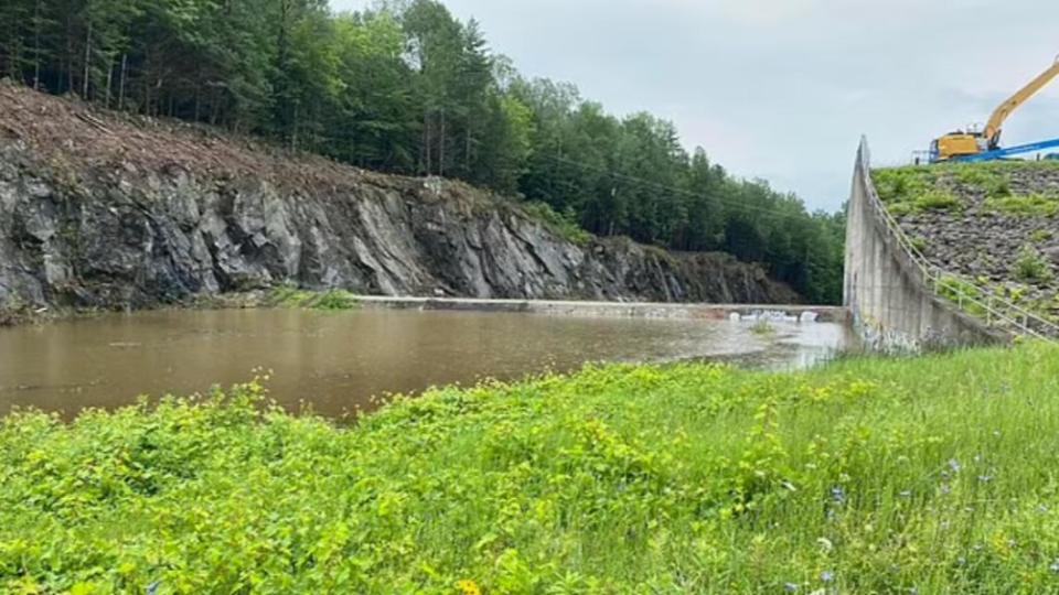 萊茨維爾水壩（Wrightsville Dam）瀕臨洩洪。（圖／翻攝自《每日郵報》）