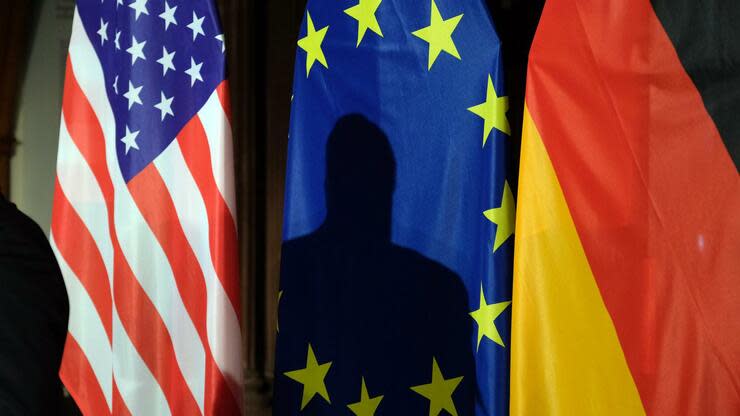 07.11.2019, Sachsen, Leipzig: Der Schatten von Mike Pompeo, Außenminister der USA, ist bei einer Pressekonferenz auf einer EU-Flagge zu sehen. Foto: Sebastian Willnow/dpa-Zentralbild/dpa +++ dpa-Bildfunk +++ Foto: dpa