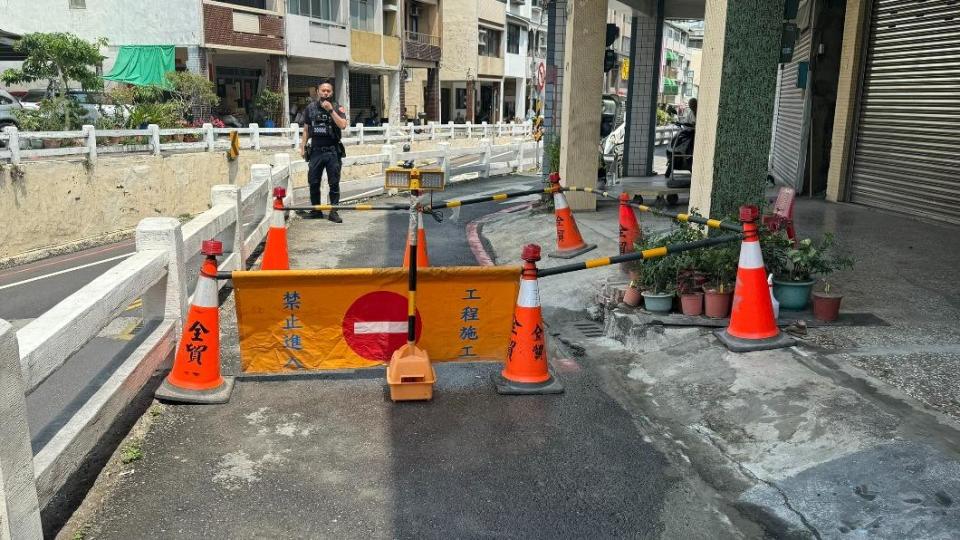 台南市政府工務局已經派員進行填補作業，同時在該處進行車輛管制作業。（圖／TVBS）