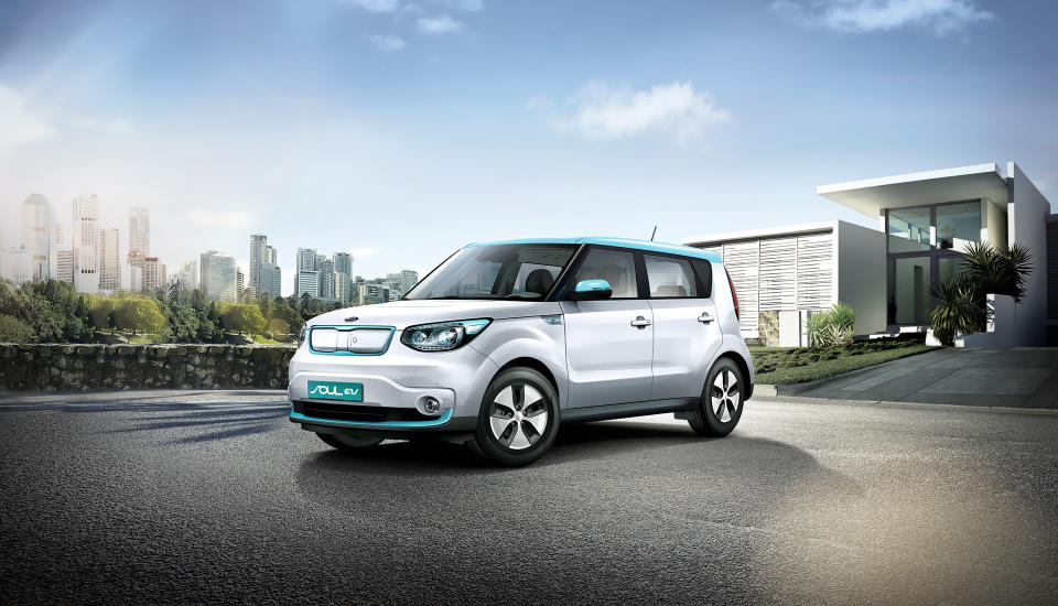 <p>El Kia Soul EV lleva en España desde 2012 y es de los coches eléctricos más vendidos. Ha ido bajando su precio y su versión más sencilla cuesta actualmente 23.876 euros. Su motor es de 111 CV y su autonomía superior a los 150 kilómetros. (Foto: Kia). </p>