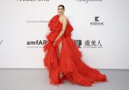 La cantante Dua Lipa posa al llegar a la gala de amfAR a beneficio de la investigación del sida en el Hotel du Cap-Eden-Roc, durante el Festival de Cine de Cannes, el jueves 23 de mayo del 2019 en Cap d'Antibes, Francia. (Foto por Joel C Ryan/Invision/AP)