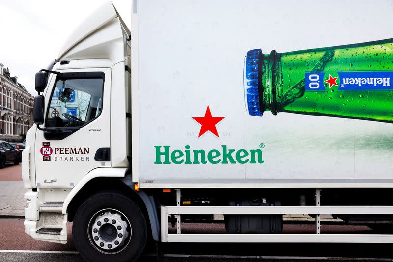 Foto de archivo: Una botella con el logo de la cerveza Heineken se ve en un camión de reparto en Nijmegen, Países Bajos