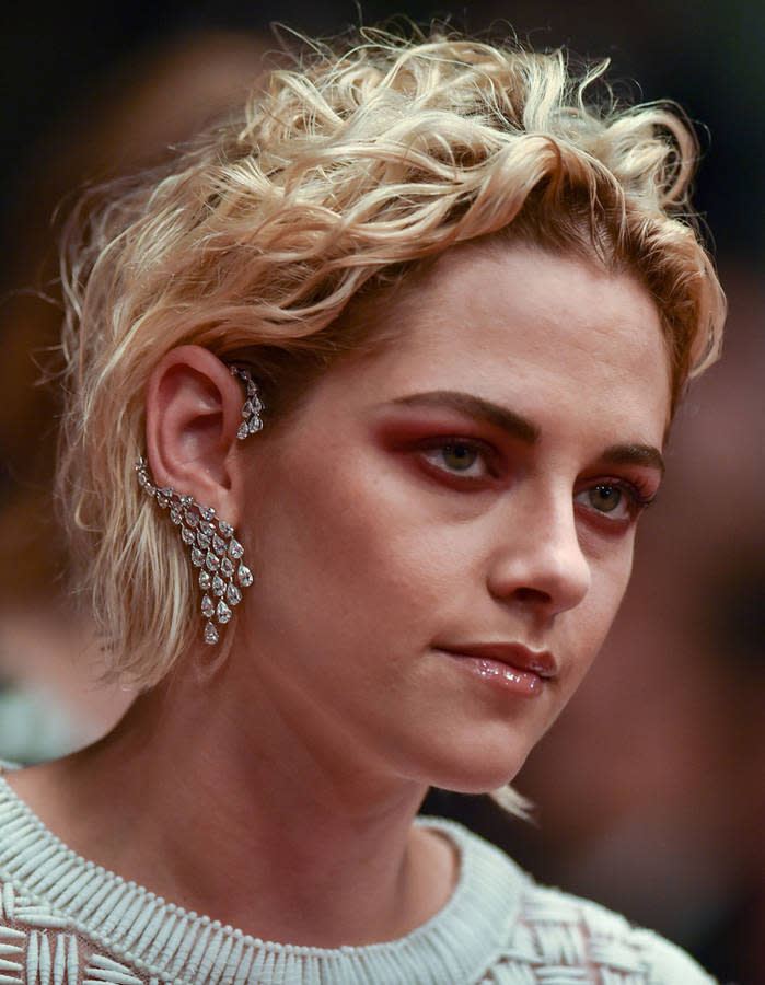 Kristen Stewart, venue présenter le film “Personnal Shopper”, portait une boucle d'oreille originale signée Messika Joaillerie.