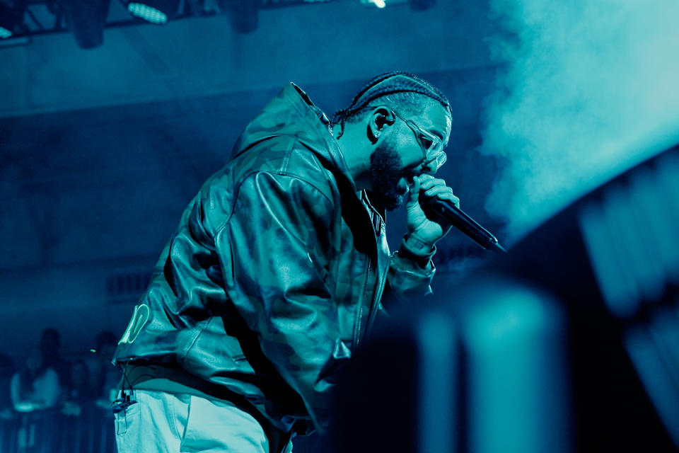 Drake se presenta en la fiesta “Homecoming” del Supertazón dentro de un hangar en un aeropuerto privado en Scottsdale, Arizona, el 11 de febrero de 2023. (Adam Riding/The New York Times)