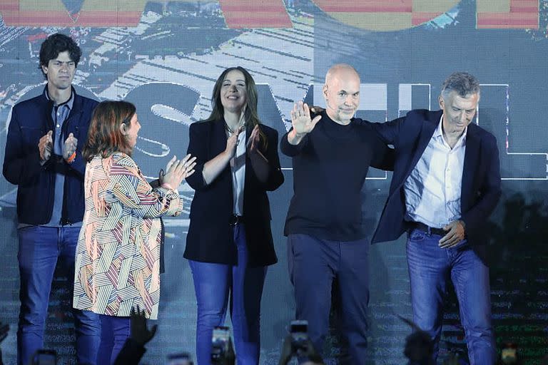 Horacio Rodríguez Larreta abraza a Mauricio Macri en el búnker