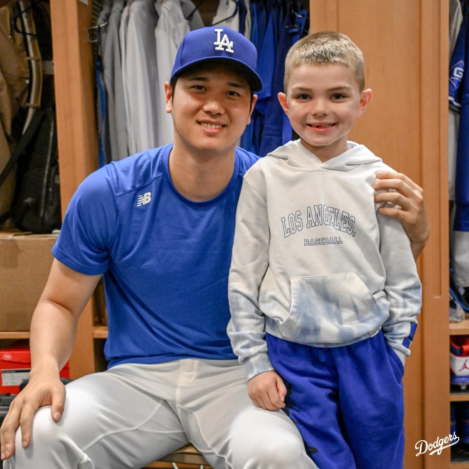 大谷翔平與隊友弗里曼的兒子查理合影。（翻攝自X@Dodgers）