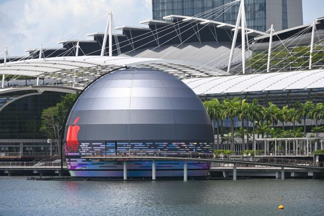 The first floating Apple store opens soon in Singapore