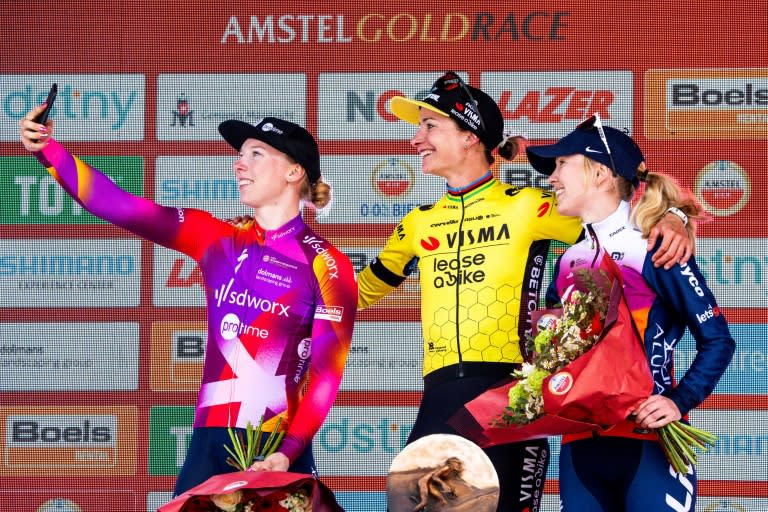 All smiles: Lorena Wiebes takes a selfie with race winner Marianne Vos and third-placed Ingvild Gaskjenn (Marcel van Hoorn)