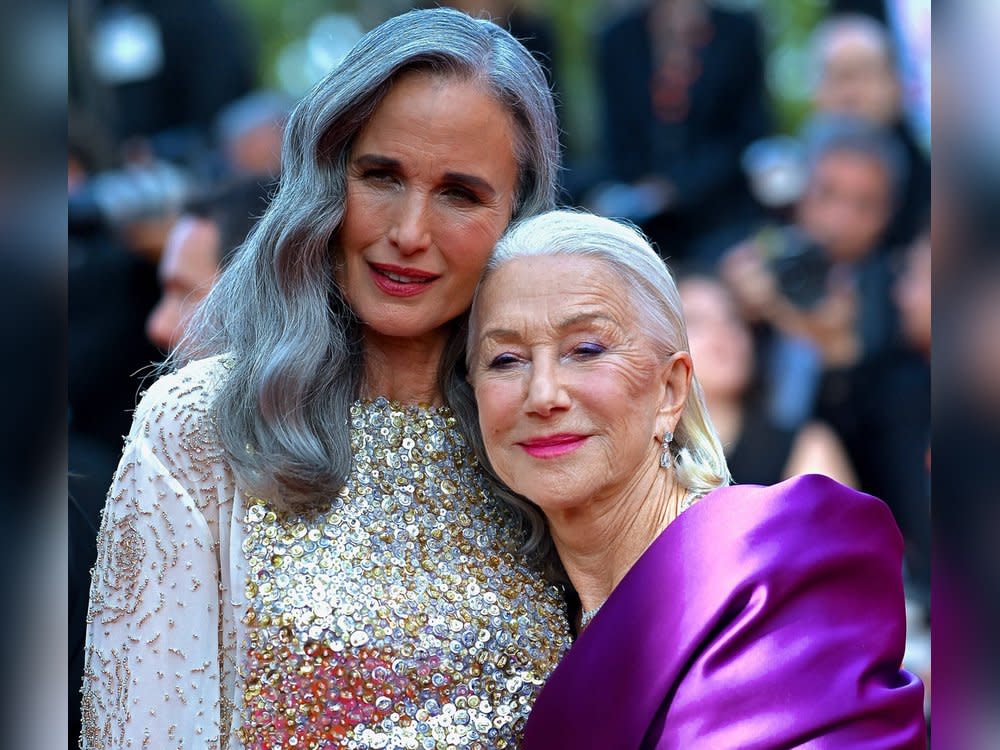 Sie stehen zu ihrem Alter: Andie MacDowell und Helen Mirren zeigen auf dem roten Teppich graue Haare im Doppelpack. (Bild: IMAGO/ABACAPRESS)