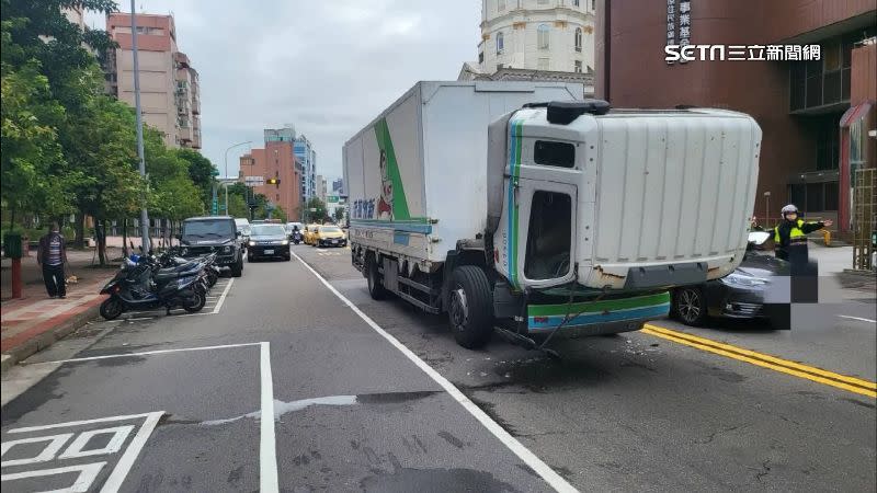 物流車車頭90°向前傾，整台車卡在路中央。