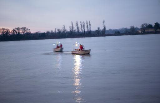 Rescue teams scoure the Dordogne river, on December 21, 2013 in Lugon-et-l'Ile-du-Carnay, southwestern France, after a helicopter carrying a Chinese tea tycoon overflying his newly-purchased vineyard went down