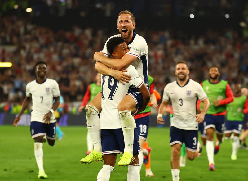 Foto del miércoles del delantero inglés Harry Kane celebrando con Ollie Watkins tras el final del partido ante Países Bajos