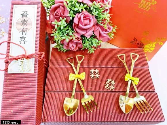 光棍節1111登記結婚，新北戶所送早鳥禮祝新人幸福脫單。（圖：新北民政局提供）