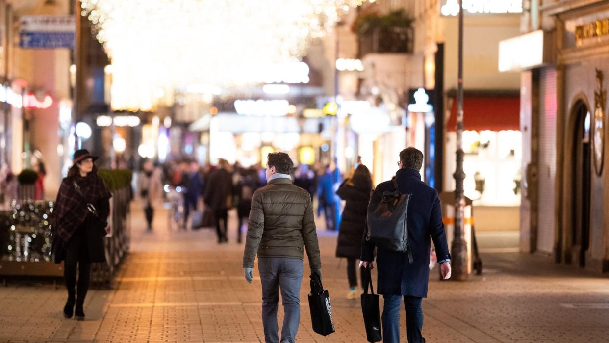 Letzte Einkäufe in der Wiener Innenstadt: Ab sofort sind wieder fast alle Geschäfte zu.