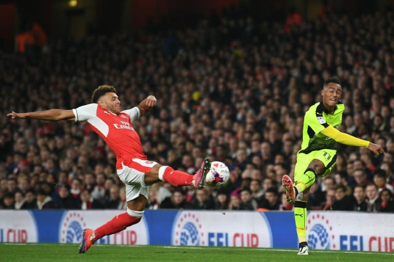 Arsenal's Alex Oxlade-Chamberlain (L) takes on Reading's Jordan Obita during the EFL Cup fourth round match on October 25, 2016